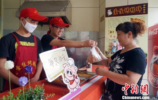 大學生辭職賣豬蹄專家稱政策扶持致創(chuàng)業(yè)熱（圖）