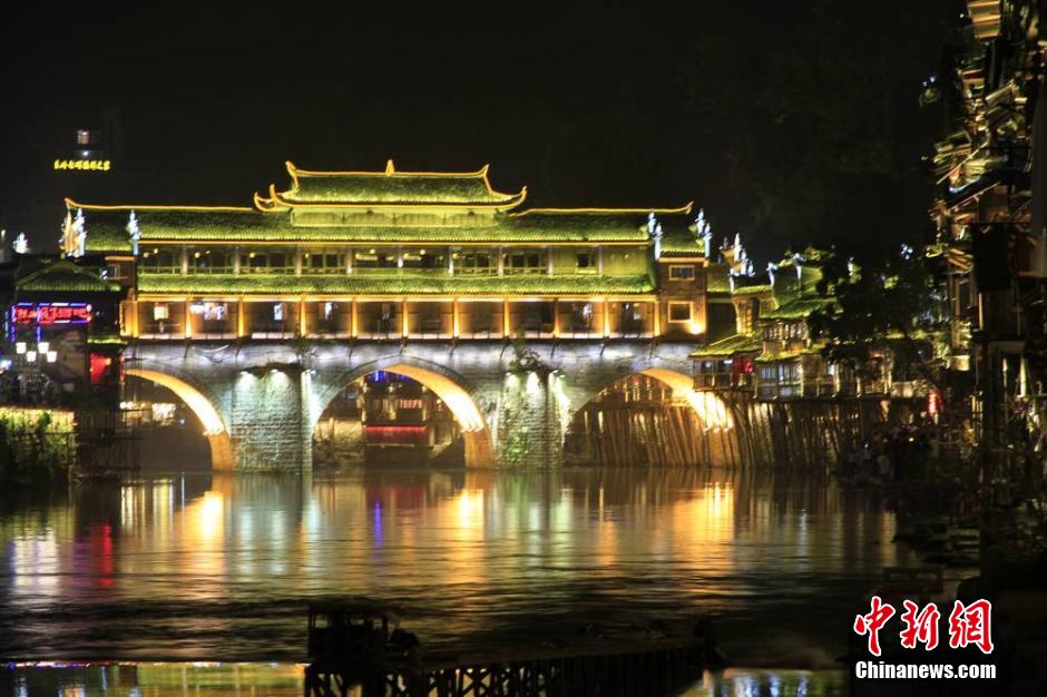 鳳凰古城夜景亮化重啟 “夜鳳凰”美侖美奐