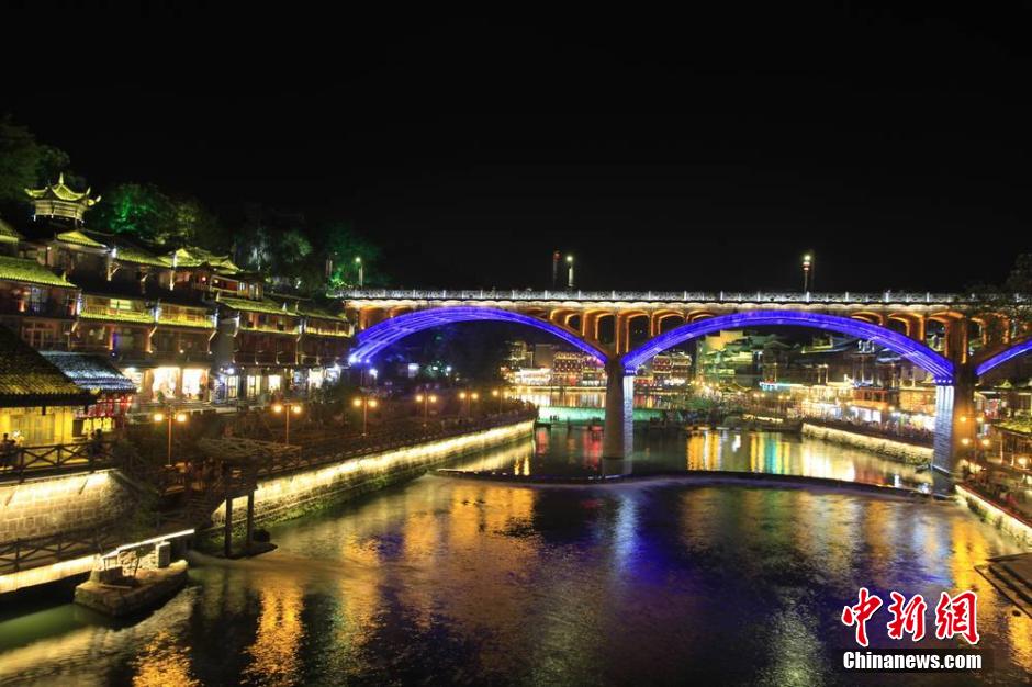 鳳凰古城夜景亮化重啟 “夜鳳凰”美侖美奐